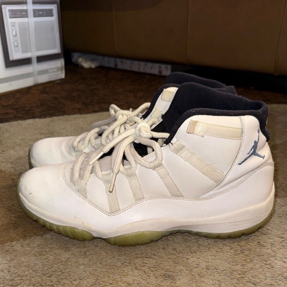 Jordan Sneakers in White and Blue